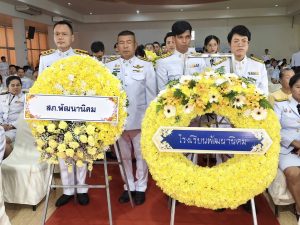 สภ.พัฒนานิคม ร่วมพิธีเจริญพระพุทธมนต์ ทำบุญตักบาตรถวายพระราชกุศล และพิธีวางพวงมาลาถวายพระราชกุศล วันนวมินทรมหาราช 13 ตุลาคม 2568