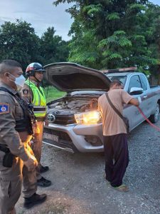 เจ้าหน้าที่ตำรวจจราจร สภ.พัฒนานิคม ช่วยเหลือประชาชน กรณีแบตเตอร์รี่เสื่อมสภาพ